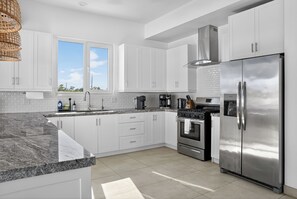 Køleskab, mikrobølgeovn, ovn, kogeplade