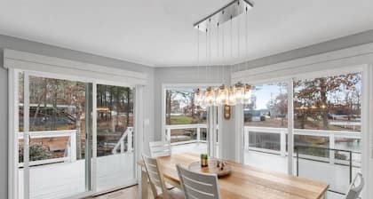 Peaceful Waterfront Home. Pet-friendly. Boat dock. Fast internet.