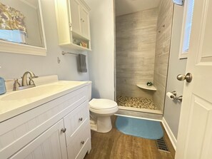 Shower, hair dryer, towels, soap - Peaceful Waterfront Home. Pet-friendly. Boat dock. Fast internet. (Henrico)