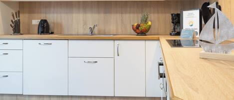 Réfrigérateur, micro-ondes, four, plaque de cuisson