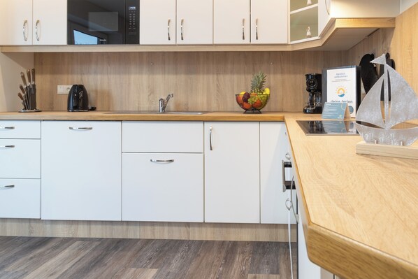 ثلاجة، ميكروويف، فرن، موقد طهي مسطح