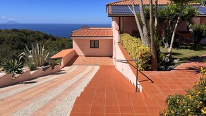 Property grounds - Peaceful retreat with Stromboli sunsets (Drapia)