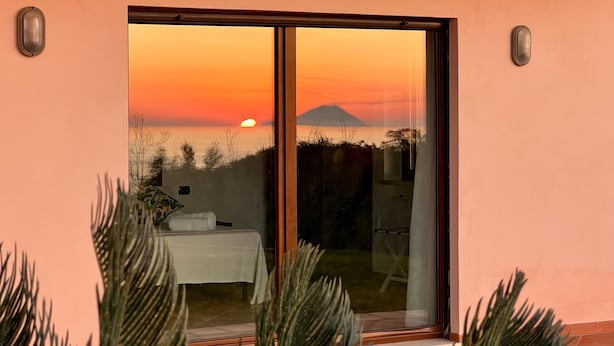 Interior - Peaceful retreat with Stromboli sunsets (Drapia)