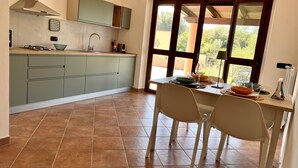 Coffee/tea maker, fridge, microwave, stovetop - Peaceful retreat with Stromboli sunsets (Drapia)