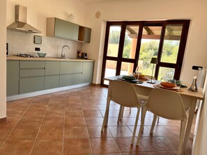 Kühlschrank, Mikrowelle, Herdplatte, Wasserkocher mit Kaffee-/Teezubehör