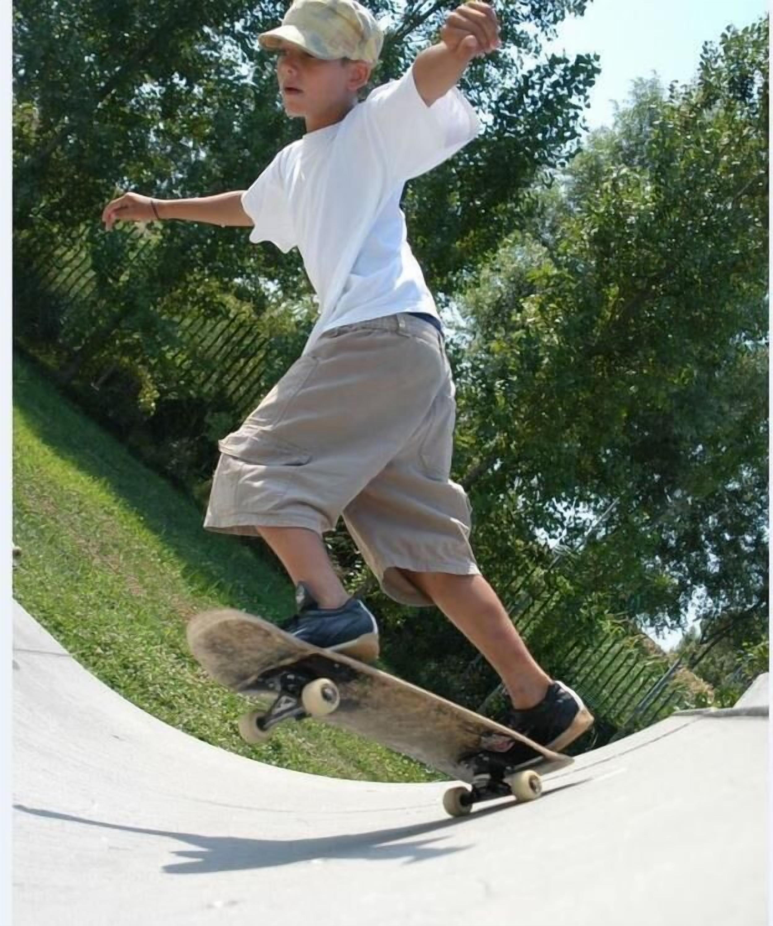 Una persona realizando una maniobra en patineta sobre una rampa.