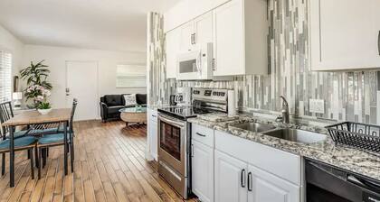 Quiet Naples Home: Walking Distance to Downtown. Pet Friendly!