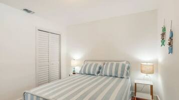 2 slaapkamers, een strijkplank/strijkijzer, reisbedje, wifi