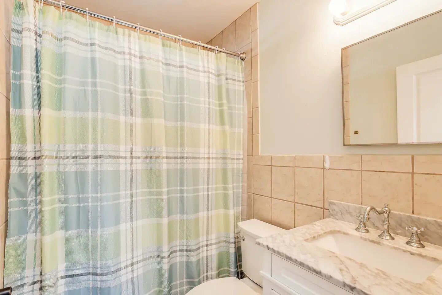 Een haardroger, handdoeken, zeep, shampoo