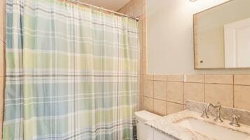 Een haardroger, handdoeken, zeep, shampoo