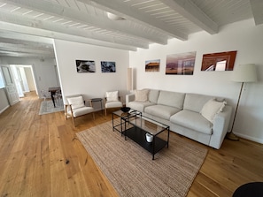 Apartamento romántico, 2 habitaciones, vistas al jardín | Zona de estar | Smart TV de 140 cm con canales digitales