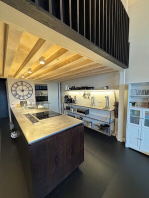 Fridge, microwave, oven, stovetop - Industrial Chic 1 BDR Loft River Fulham (London)