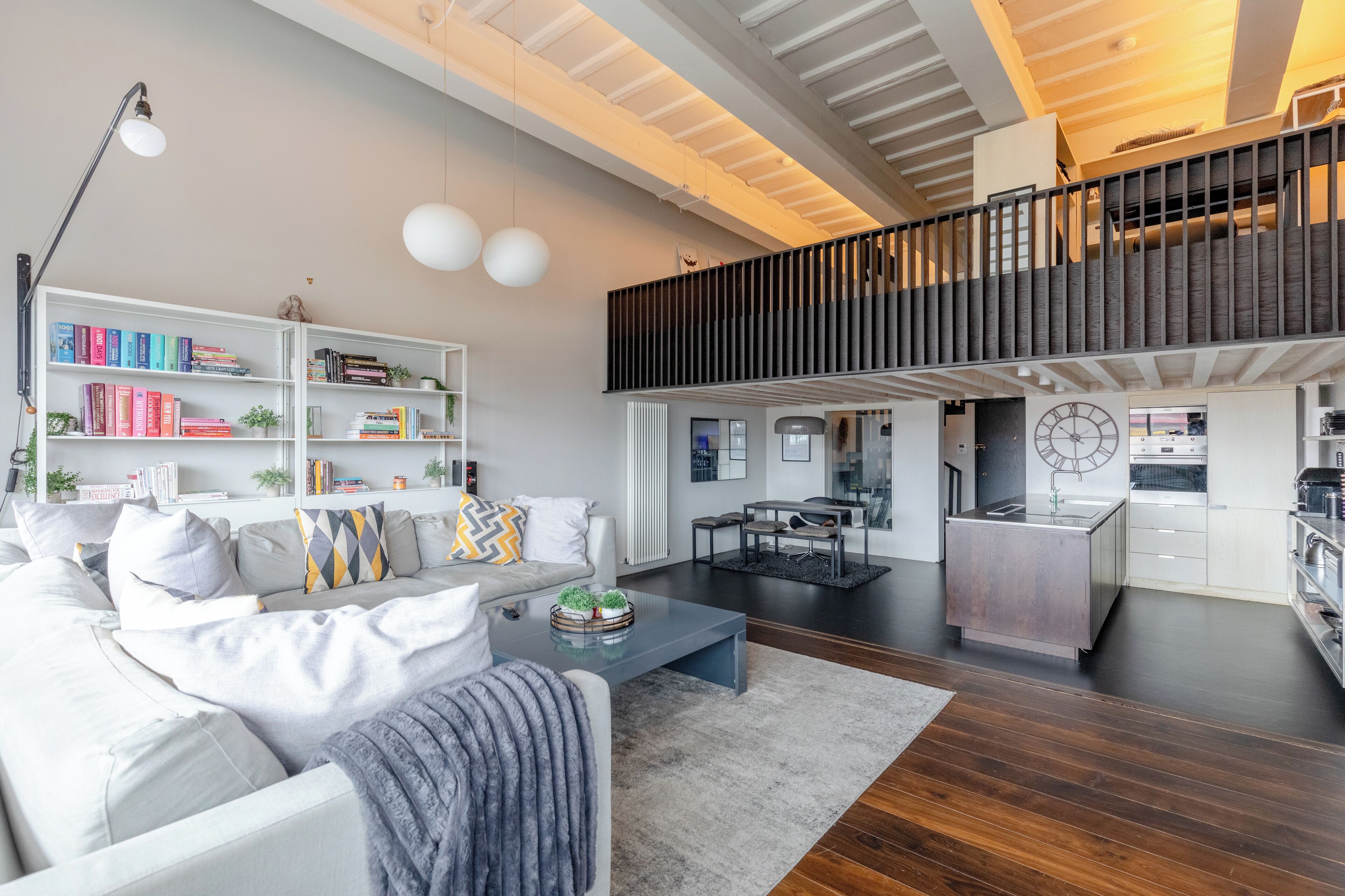 Télévision, chaîne hi-fi, espaces bureaux