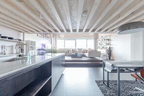 Fridge, microwave, oven, stovetop - Industrial Chic 1 BDR Loft River Fulham (London)