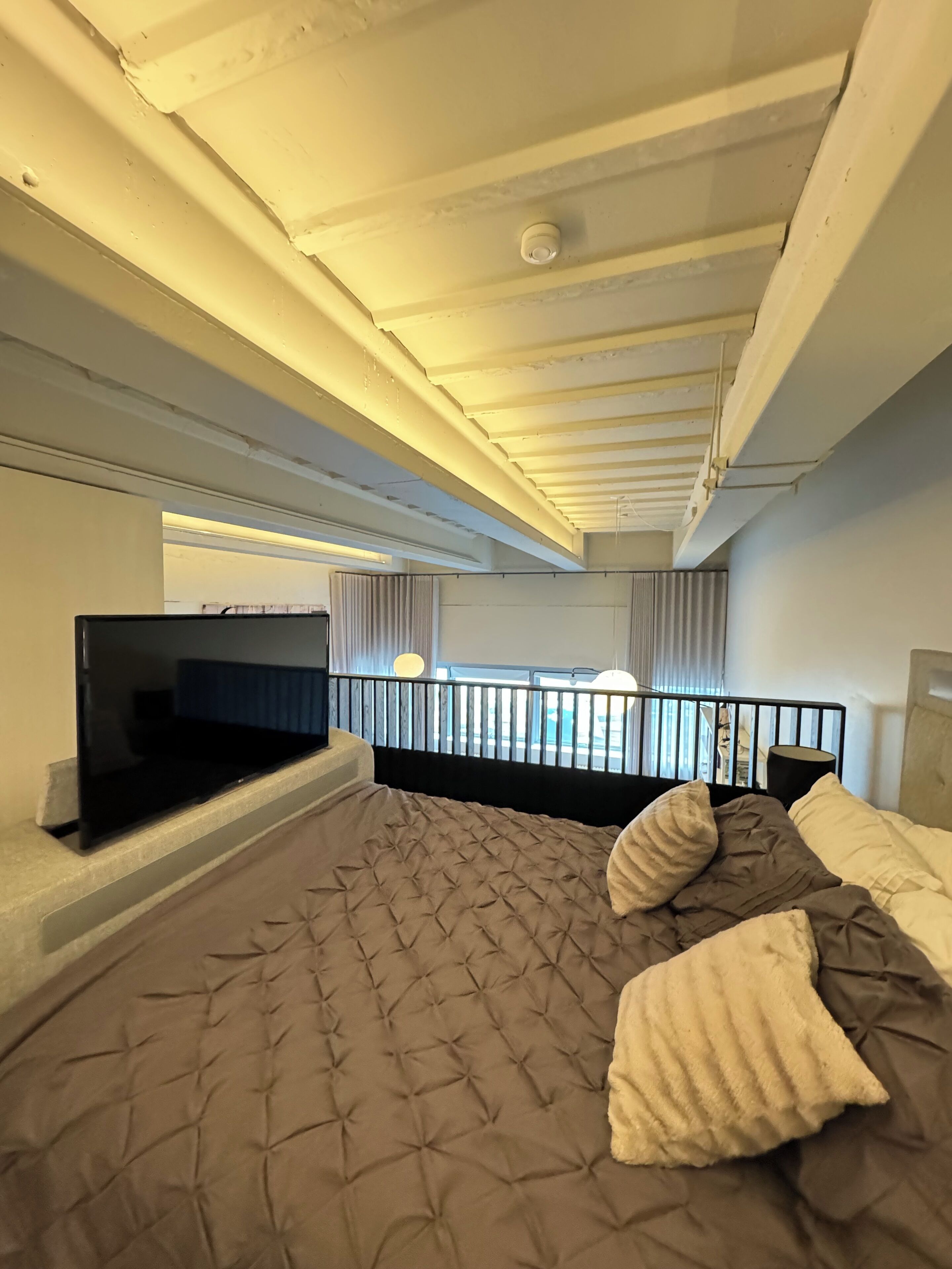 1 soverom, skrivebord, strykejern/-brett og internettilgang