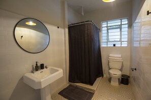 Haartrockner, Handtücher, Seife, Shampoo