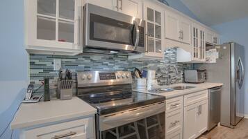 Een koelkast, een magnetron, een oven, een kookplaat