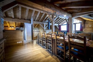 Un intérieur rustique en bois, avec un coin repas et une cuisine.