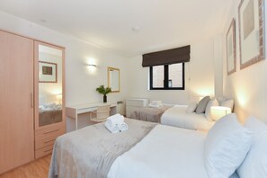 2 bedrooms, iron/ironing board, travel crib, free WiFi - Stunning Quiet South Kensington 2Bed 2Bath Balcony (London)