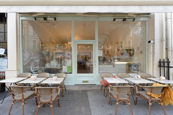 Outdoor dining - Stunning Quiet South Kensington 2Bed 2Bath Balcony (London)