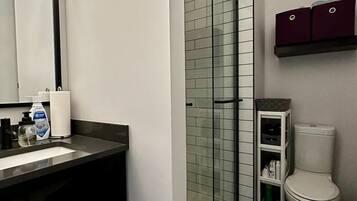 Dusch, hårtork och handdukar