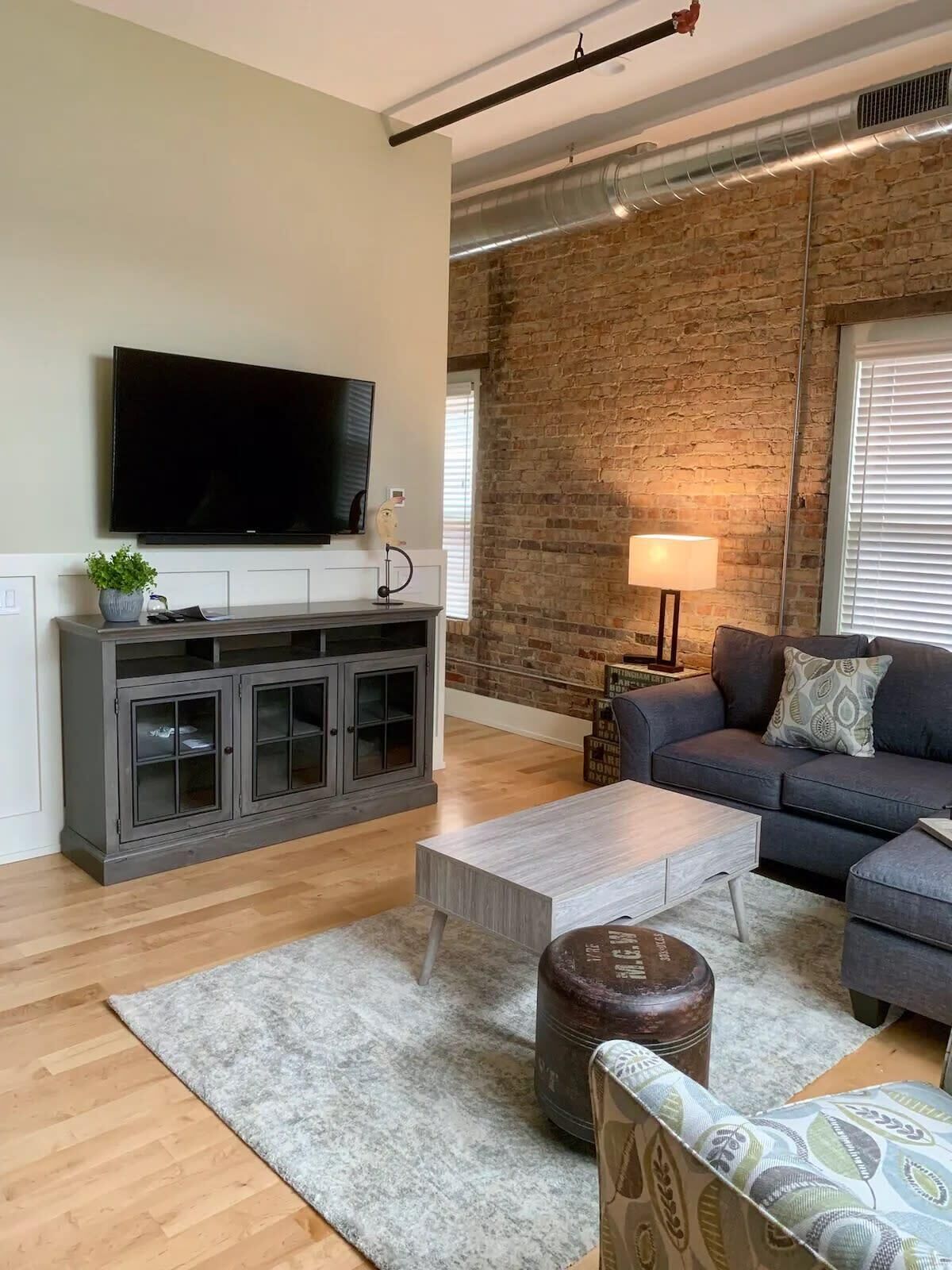 Televisión y oficina 