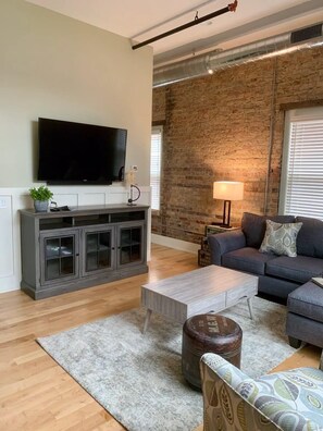 TV, offices - Romantic Gastro Loft Retreat for Two (Benton Harbor)