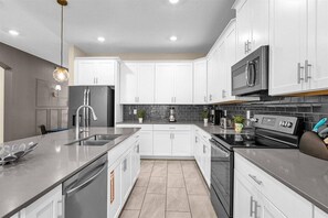 Microwave, dishwasher, high chair - 6 Bedrooms/ 5 Bathrooms/ Storey Lake (2809 BD) (Kissimmee)