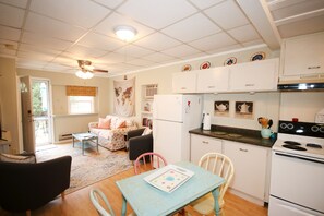 Interior - Cheerful 1 bedroom, Close to Beaches, Central Location (Coloma)