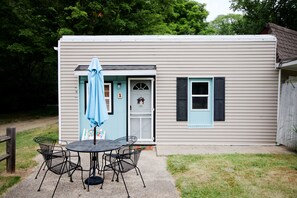 Outdoor dining - Cheerful 1 bedroom, Close to Beaches, Central Location (Coloma)