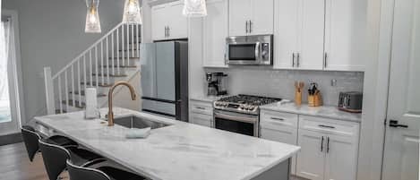 Fridge, microwave, dishwasher, coffee/tea maker