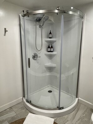 Dusche, Haartrockner, Handtücher, Seife