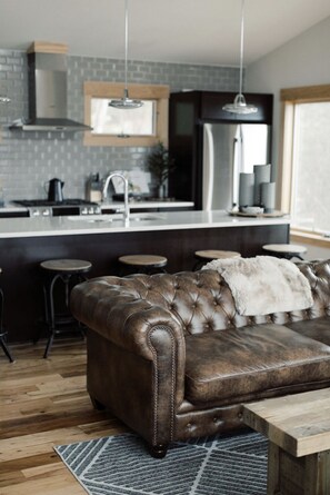 Smart TV - Modern Mountain Lodge, W/Views, Hot Tub + Game Room (Black Mountain)