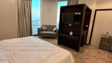 Työpöytä, kannettavalle tietokoneelle sopiva työtila, ilmainen Wi-Fi