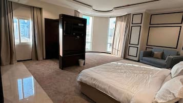 Royal Room | 1 bedroom, desk, laptop workspace, free WiFi