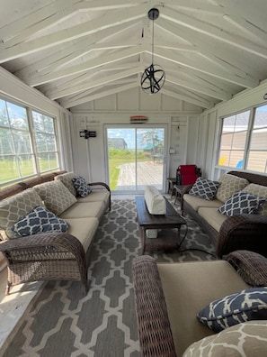 Smart TV, fireplace - Water View Cottage With Hot Tub, Just Minutes To North Shore Beach (York)