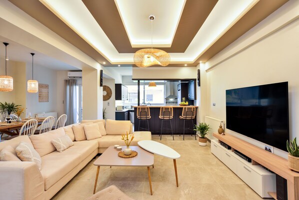 Smart TV, fireplace, video-game console, DVD player - Family friently,158sqm boho-style luxury apartment with hydromassage and sauna! (Chania)