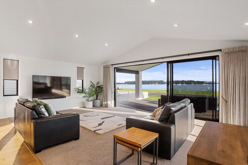Waterfront Oasis - Omokoroa Holiday Home