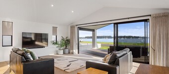 Waterfront Oasis - Omokoroa Holiday Home