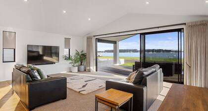 Waterfront Oasis - Omokoroa Holiday Home