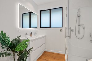 Shower, hair dryer - Waterfront Oasis - Omokoroa Holiday Home (Omokoroa)
