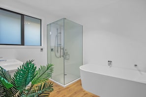 Shower, hair dryer - Waterfront Oasis - Omokoroa Holiday Home (Omokoroa)