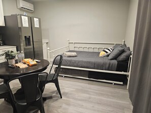 4 bedrooms, desk, iron/ironing board, free WiFi - Welcome to your charming San Antonio retreat! (San Antonio)