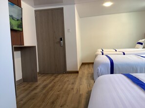 Premium bedding, down comforters, pillowtop beds, desk - Paramount Hotel (Bogotá)