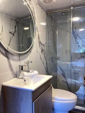 Shower, rainfall showerhead, towels, soap - Paramount Hotel (Bogotá)