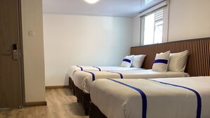 Premium bedding, down comforters, pillowtop beds, desk - Paramount Hotel (Bogotá)