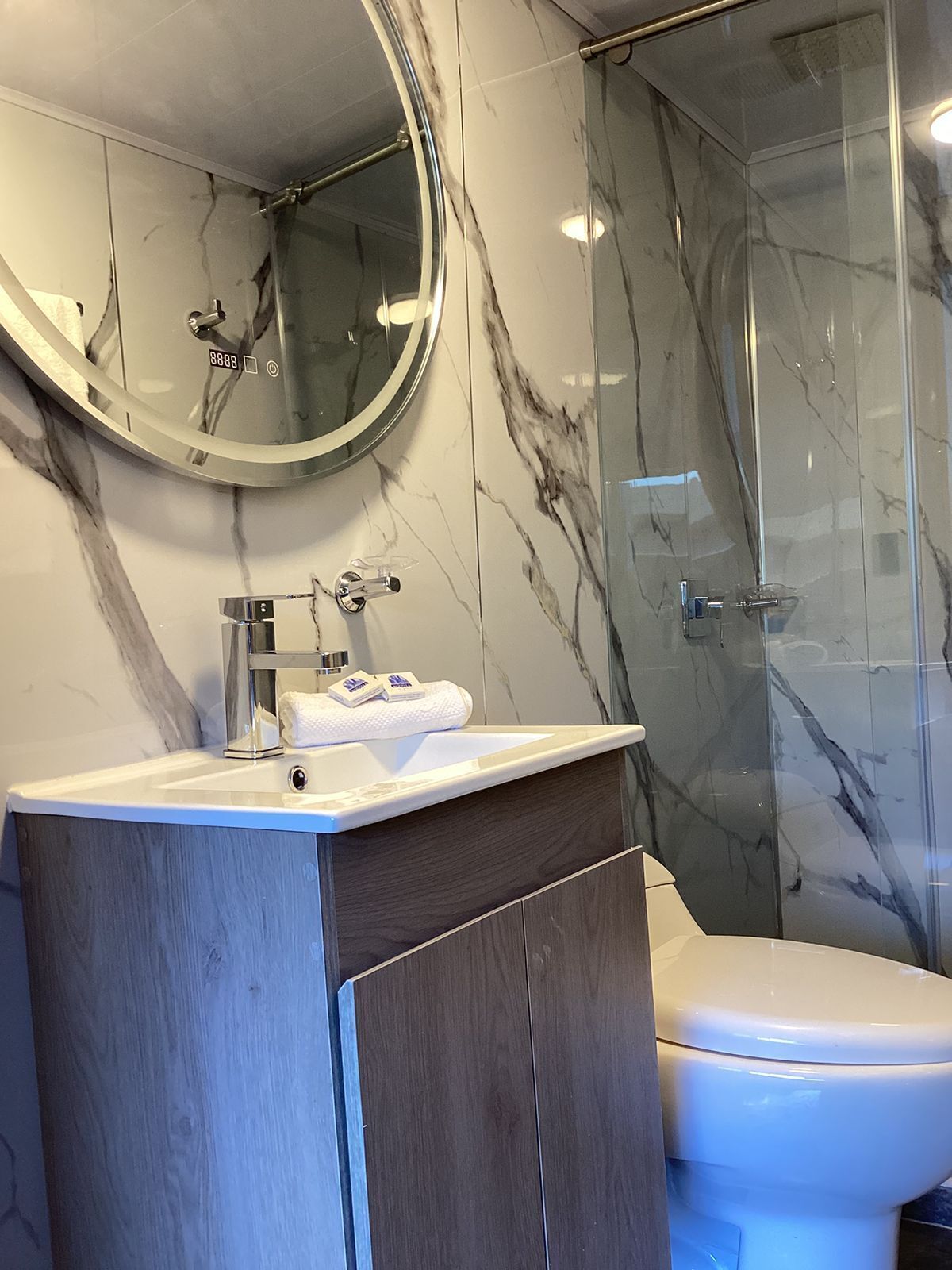 Dusche, Regendusche, Handtücher, Seife