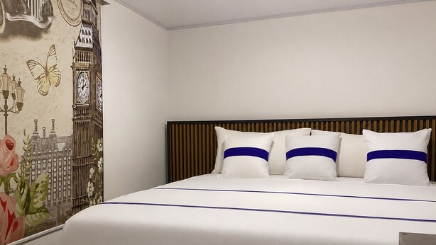 Premium bedding, down comforters, pillowtop beds, desk - Paramount Hotel (Bogotá)