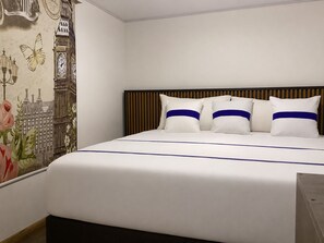 Premium bedding, down comforters, pillowtop beds, desk - Paramount Hotel (Bogotá)
