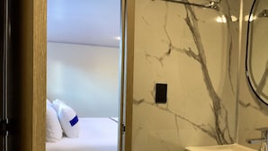 Premium bedding, down comforters, pillowtop beds, desk - Paramount Hotel (Bogotá)